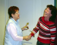 Der Wanderpokal wechselt die Besitzerin:Sabine (2005) übergibt Annegret den Wanderpokal für ein Jahr! Herzlichen Glückwunsch