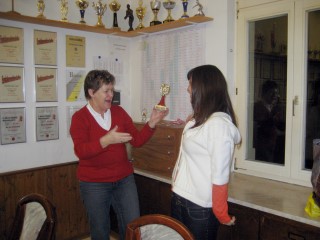 Sabine übergibt den gesponserten Siegerpokal 2008 an Evi