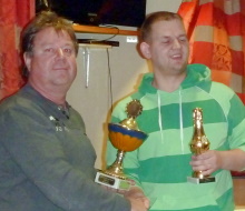 Lars Oelschläger empfängt den Siegerpokal 2012