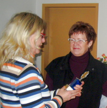 Rommee 2009: Siegerehrung - Sabine erhölt den Pokal