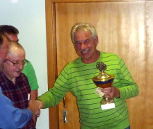 Gerd Schröder erhält den Pokal 2015 