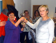 Evi, r.B. erhält von der Vorjahrsmeisterin Helgard den Pokal 2015 